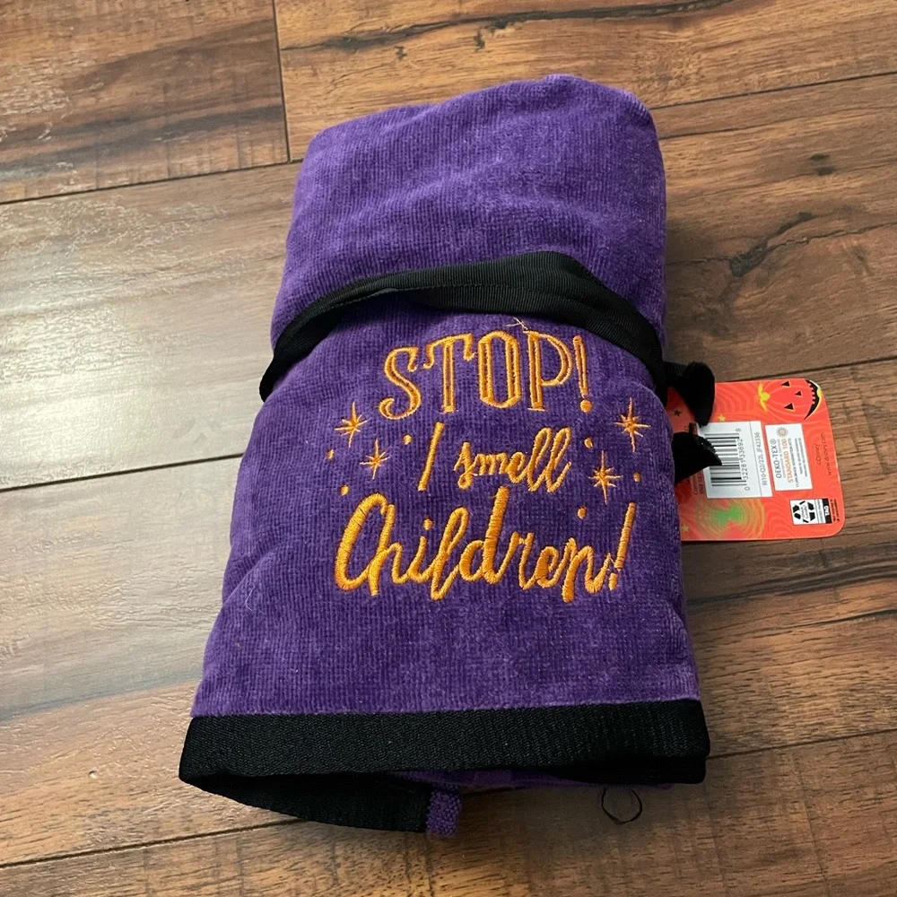 Disney hocus pocus stop! I smell children set 2 hand towels
